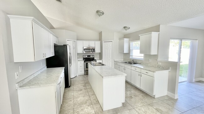 Building Photo - 34 Firethorn Ln