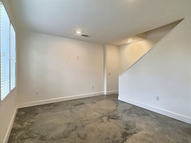 Foto del edificio - 3 Bed, 2 Bath Flat for Rent in Highly Desirable Hampstead!!!