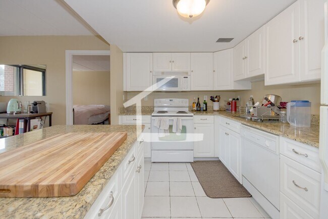 Building Photo - Modern, Spacious Allston Apt w/ Washer & D...