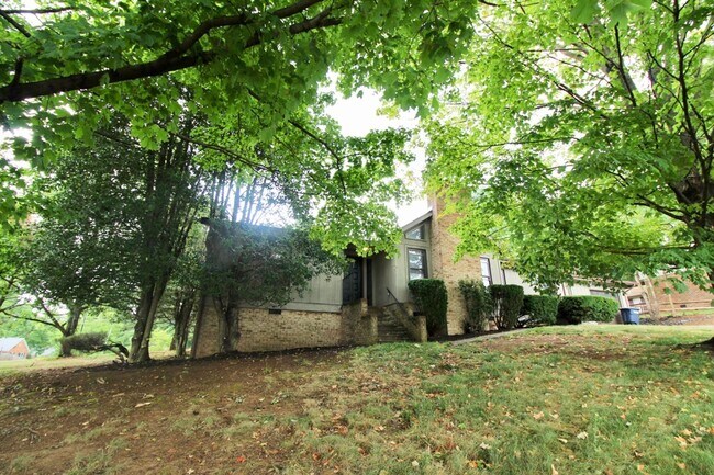 Foto del edificio - 706 Greenbriar Dr