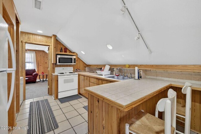 Building Photo - UNIQUE FURNISHED APARTMENTS WITH CUSTOM WOODWORK