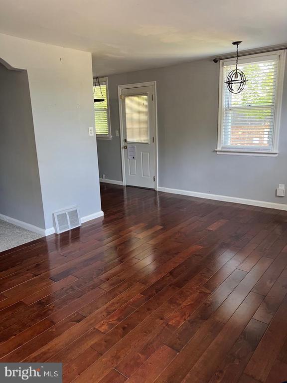 Building Photo - 237 Miner St