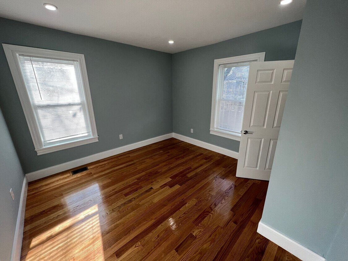 Building Photo - 362 Oxford St