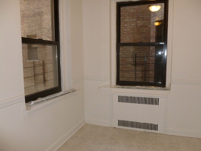 Building Photo - 65-44 Saunders St