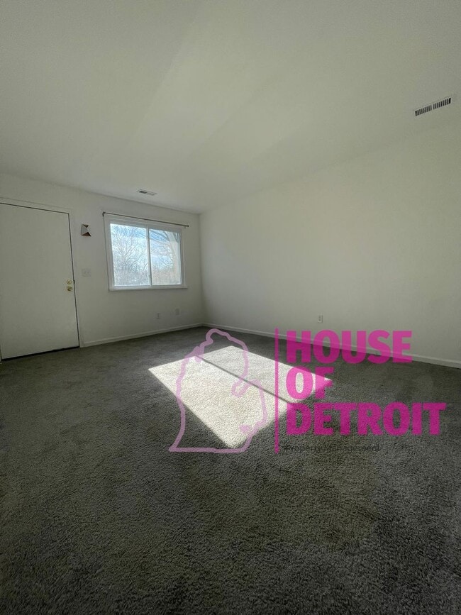 Building Photo - 3 BEDROOM 1 BATH FREE PRE-SCREEN