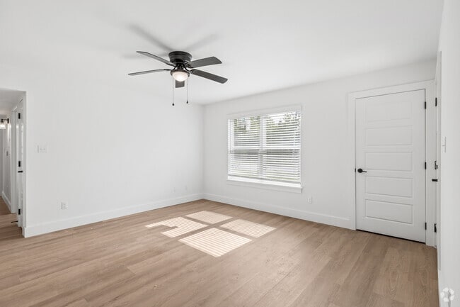 C1 3BR, 2BA - 1,083SF - Living Room - The Reserve on Cato Springs