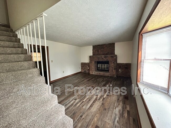 Building Photo - 1045 Surmont Ct