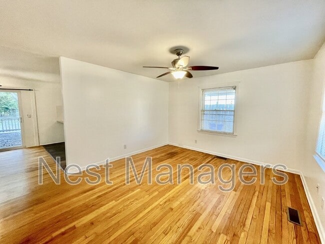 Building Photo - 3522 Thomas Dr