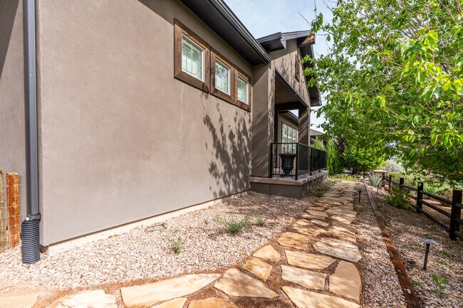 Foto del edificio - 2094 Two Wood Dr