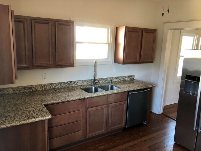 Building Photo - 2BD/1BA w/ Sun Room only Blocks from Bayou...