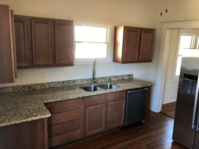 Foto del edificio - 2BD/1BA w/ Sun Room only Blocks from Bayou...