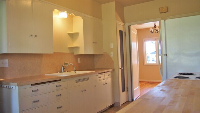 Kitchen - 112 E 28th St