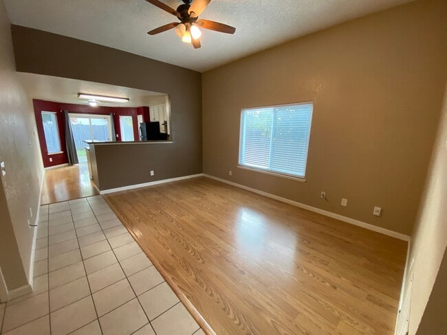 Building Photo - Spacious Halfplex in a Court