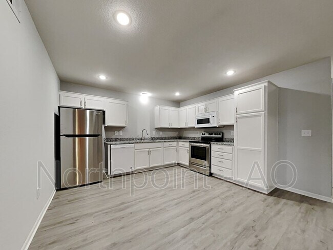Foto del edificio - 408 NW Woodbury Dr