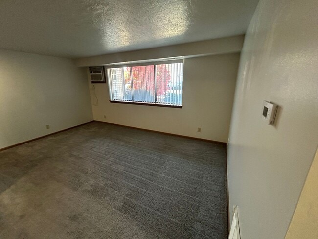 Building Photo - 2 bedroom, 1 bath apartment with large sha...