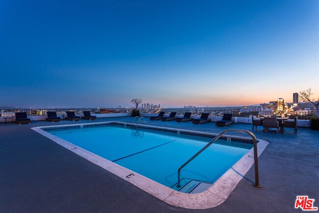 Foto del edificio - 1100 Alta Loma Rd