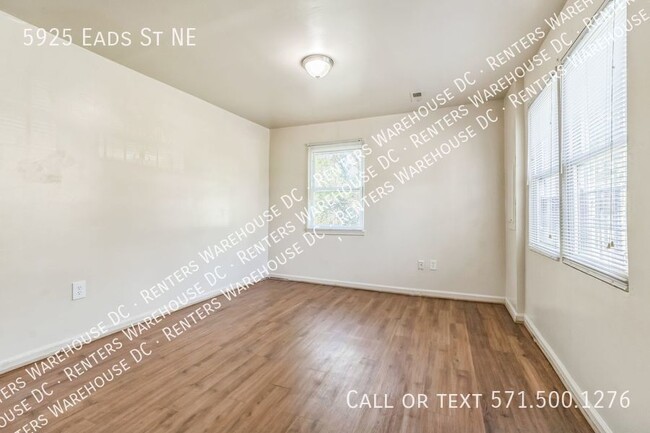 Building Photo - Charming 5Bd/2Bth Semi-Detached Brick Home...