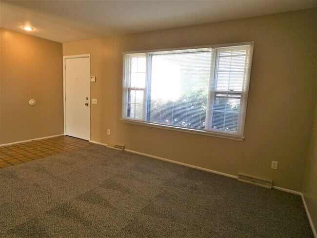 Building Photo - 3 BD/2 BA DUPLEX NEXT TO MCCONNELL
