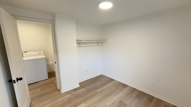 Building Photo - 137 Oakdale Ave