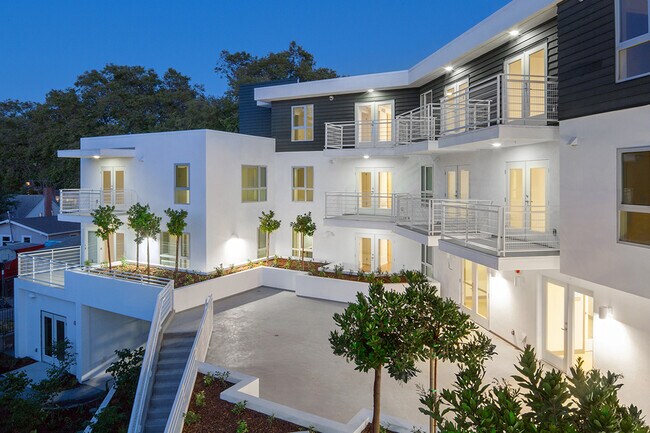 Foto del edificio - 10920 MacArthur Blvd