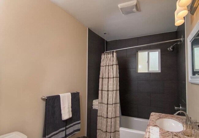 Building Photo - GREAT LOCATION!! Beautifully remodeled bun...