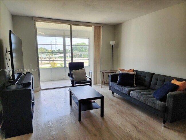 Foto del edificio - 9101 Lime Bay Blvd