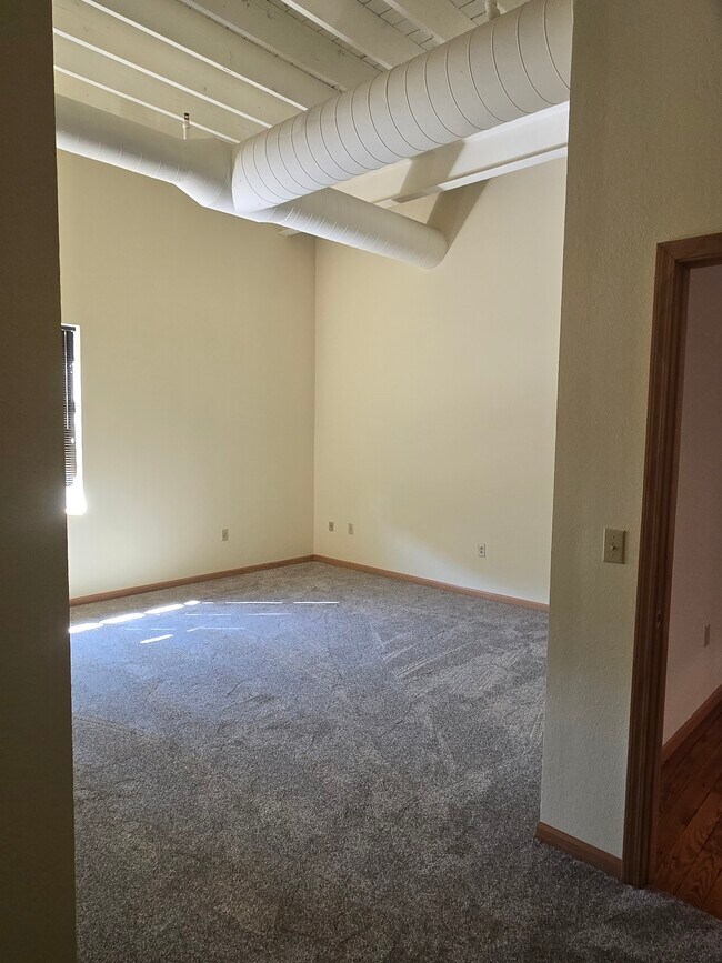 Dormitorio principal. Casi 200 pies cuadrados. - 43 S Huron St