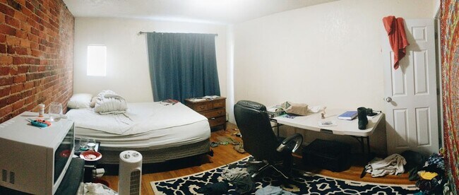 Building Photo - Updated Apt near NEU!  Get a $1k Utilities Rebate with Promo!  Pet Friendly!