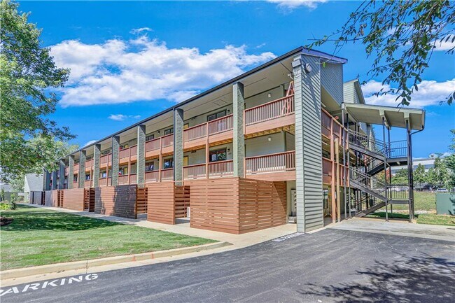 Foto del edificio - 710 Jesse Jewell Pkwy SE