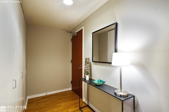 Building Photo - 400 N LaSalle Dr