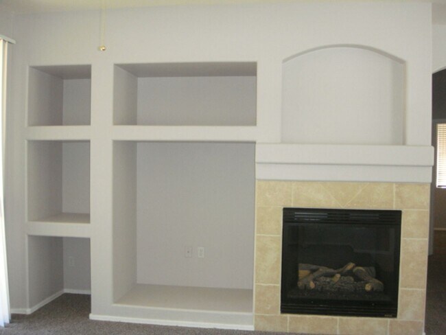 Building Photo - 2 BEDRROM 2 BATH SINGLE LEVEL HOME WITH BA...