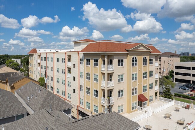 Foto del edificio - Serento Condominium