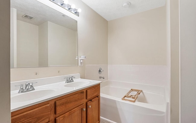 Building Photo - 10 Ironstone Ct