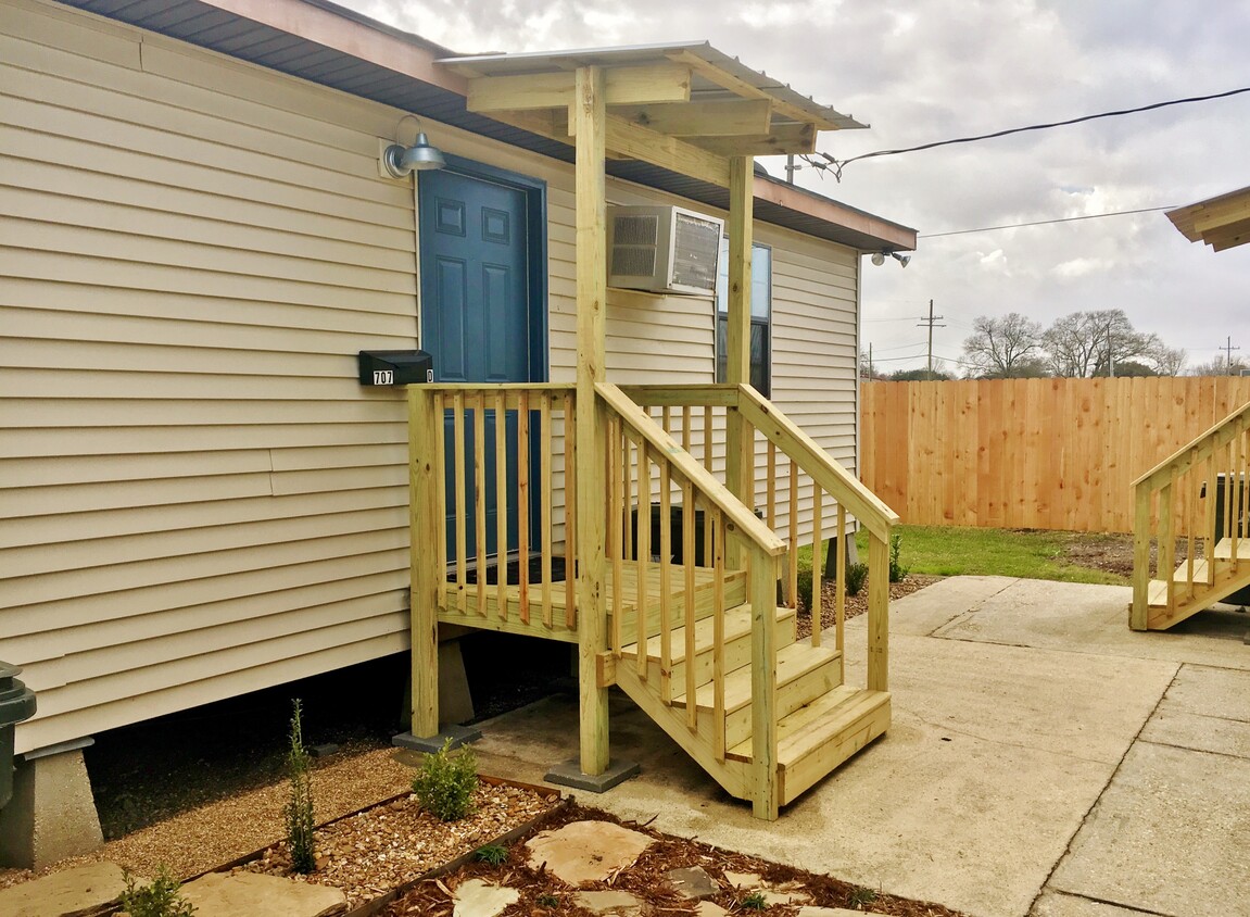 Front Door Entrance - 707 S Lewis St