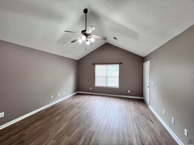 Building Photo - 221 Deer Track Ct