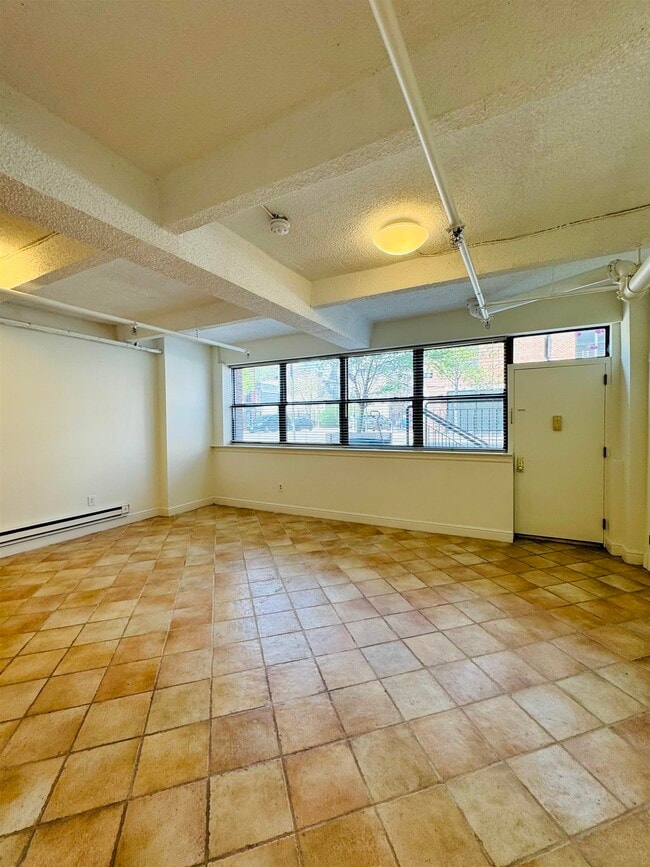 Foto del edificio - 300 Communipaw Ave