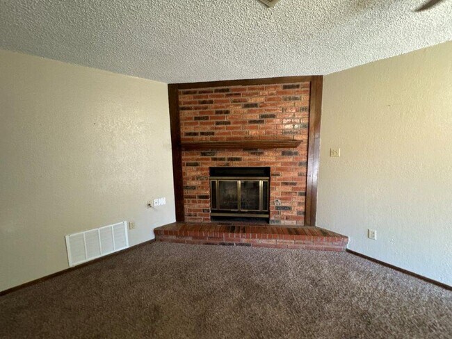 Building Photo - 3 bed 2 bath, In Moore Schools, fenced yar...