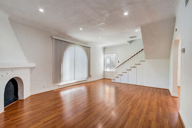 Foto del edificio - 631 W School St