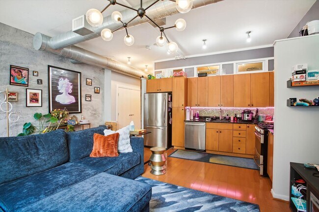 Building Photo - Stunning 2BR, 2BA Condo Blocks from the Me...