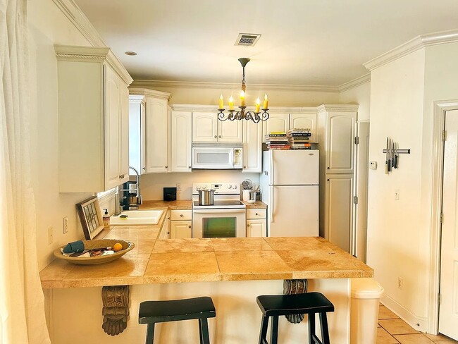 Foto del edificio - 951 Frontage Rd