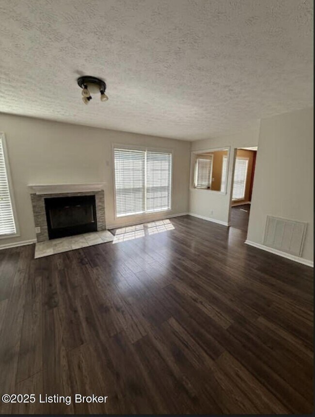 Foto del edificio - 12402 Bristol Bay Pl