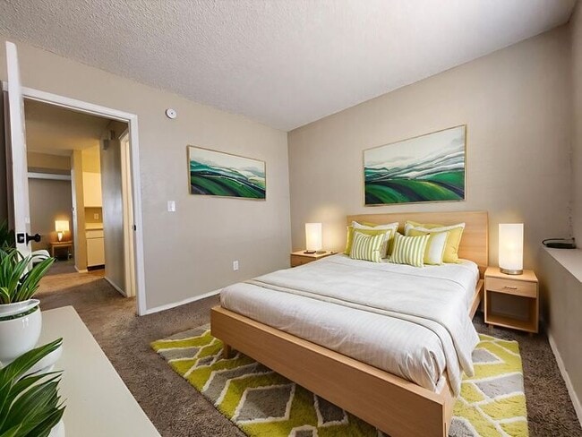 Building Photo - 2-Bedroom Apartment -Great Location! Limit...