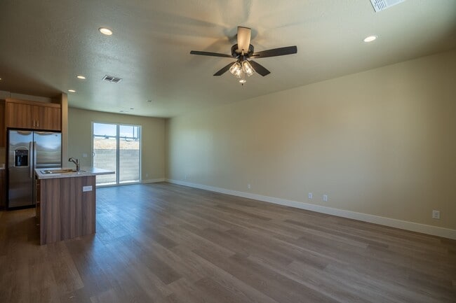 Building Photo - Newer Townhome Near Utah Tech