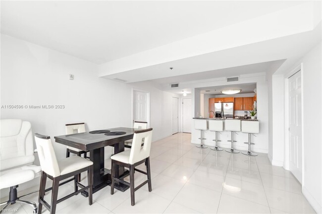 Foto del edificio - 2 br, 2 bath Condo - 6362 Collins Avenue, ...