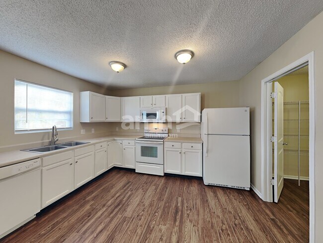 Foto del edificio - 10891 Albertson Dr