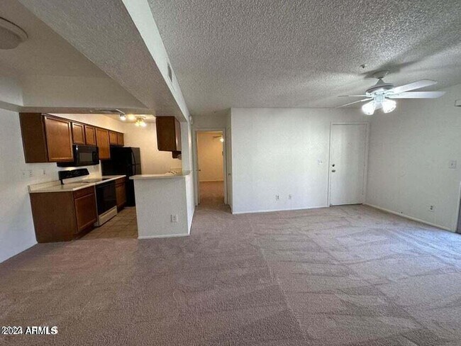 Foto del edificio - 10610 S 48th St