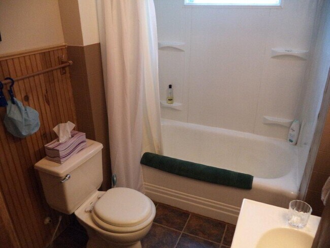 Building Photo - 553 Maceman St