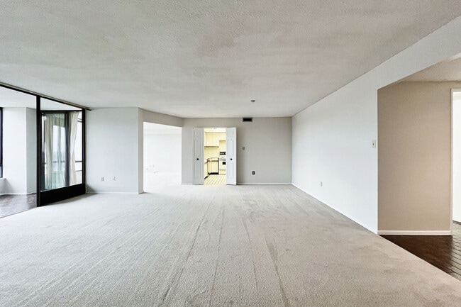 Building Photo - 65 Skymark Dr