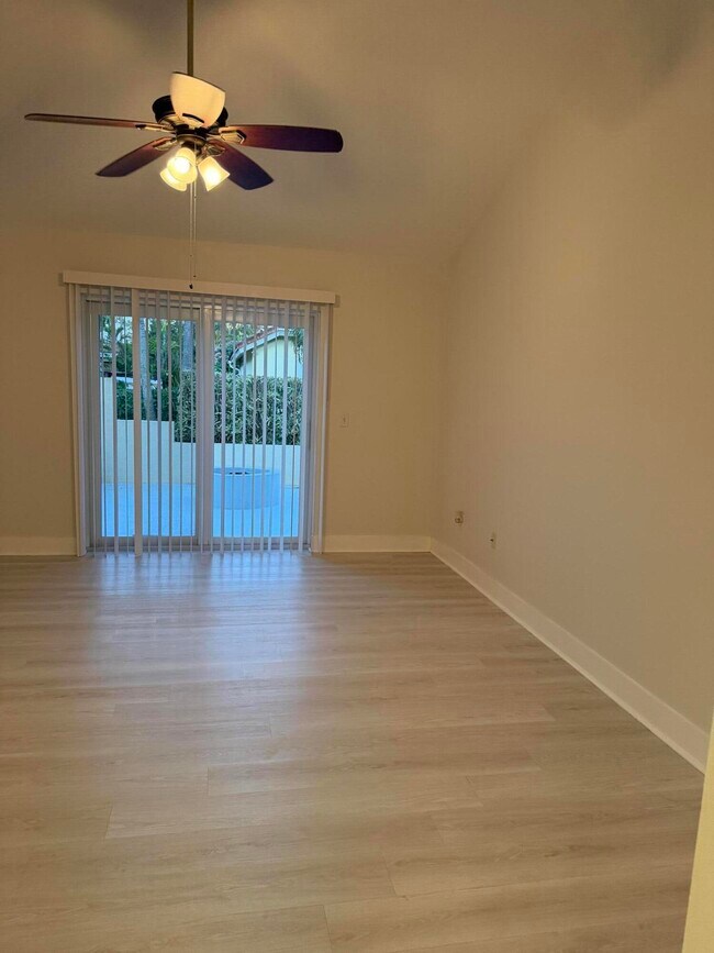 Foto del edificio - 1343 Lake Breeze Dr