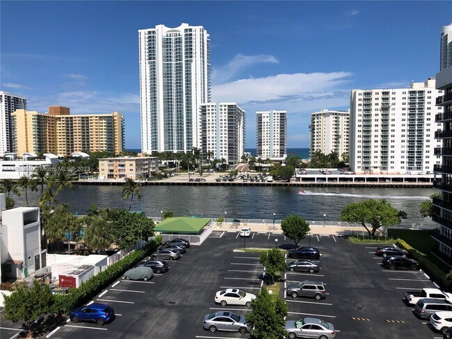 Foto del edificio - 800 Parkview Dr
